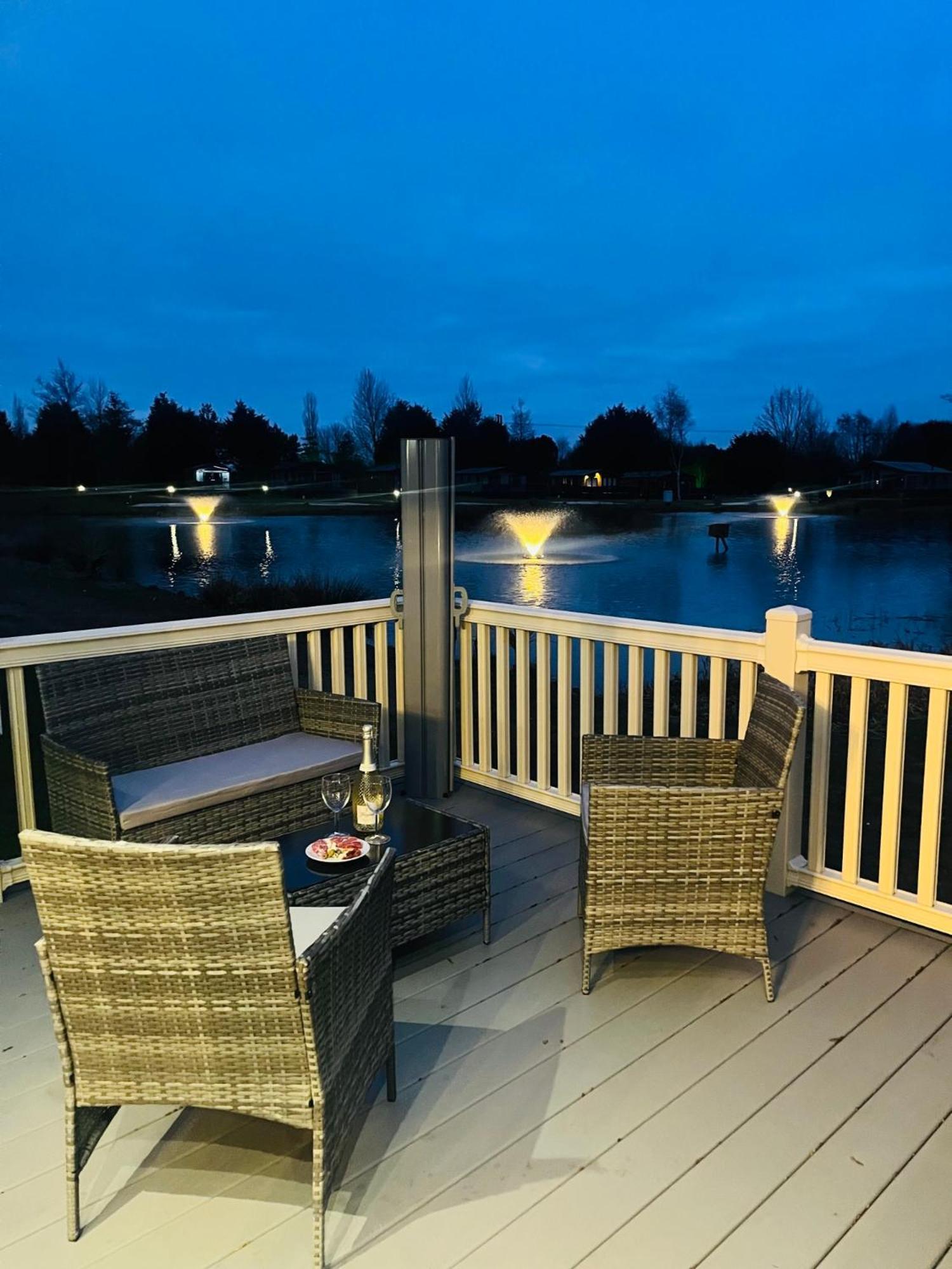 Lakeside Escape With Hot Tub يورك المظهر الخارجي الصورة